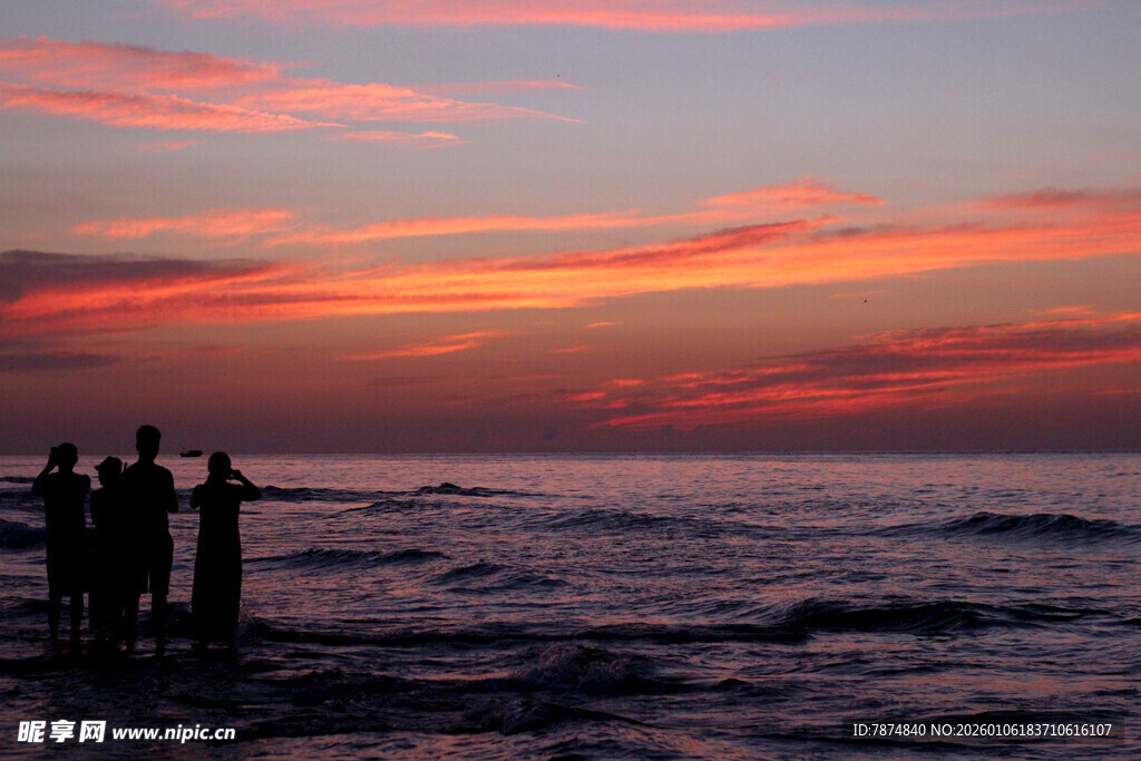 海边日落时的人群剪影