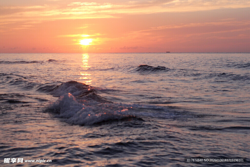 海边日落时分的美丽景象