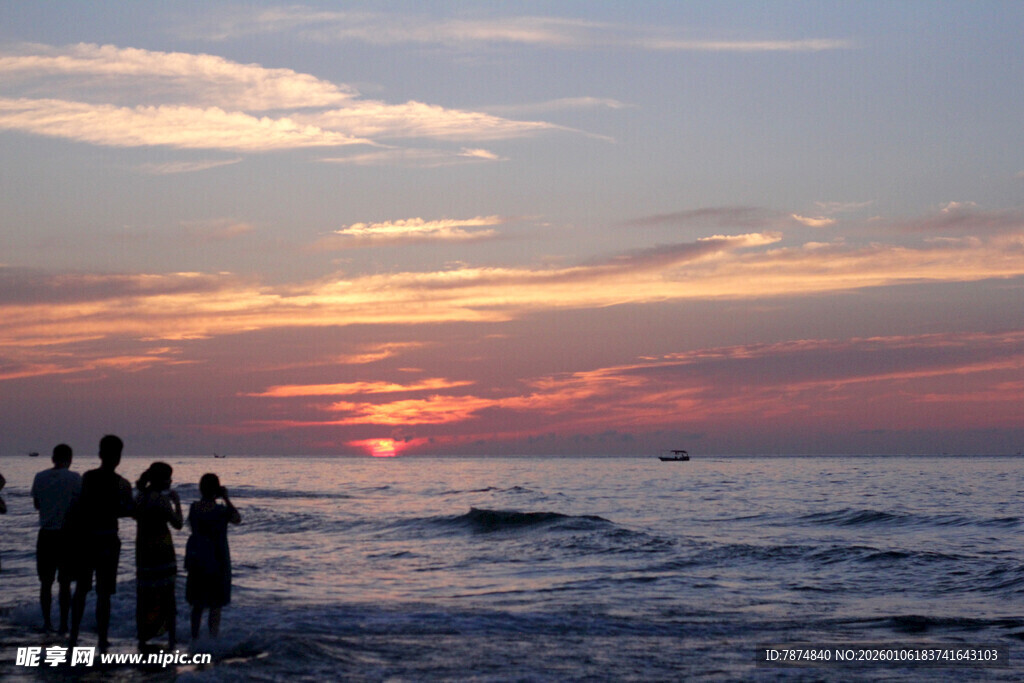 海边日落时的人群剪影