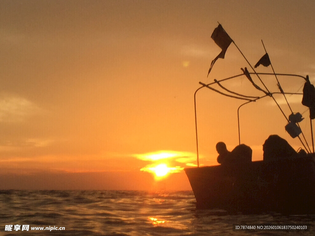 海上渔船迎落日美景