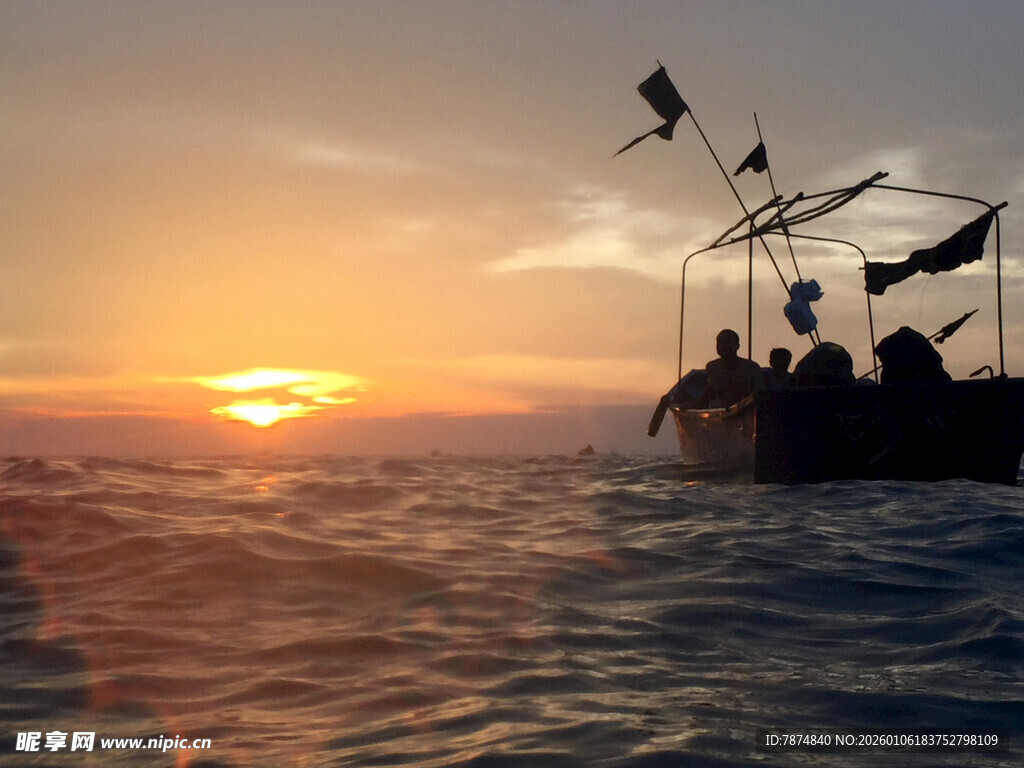 夕阳下的海上船只