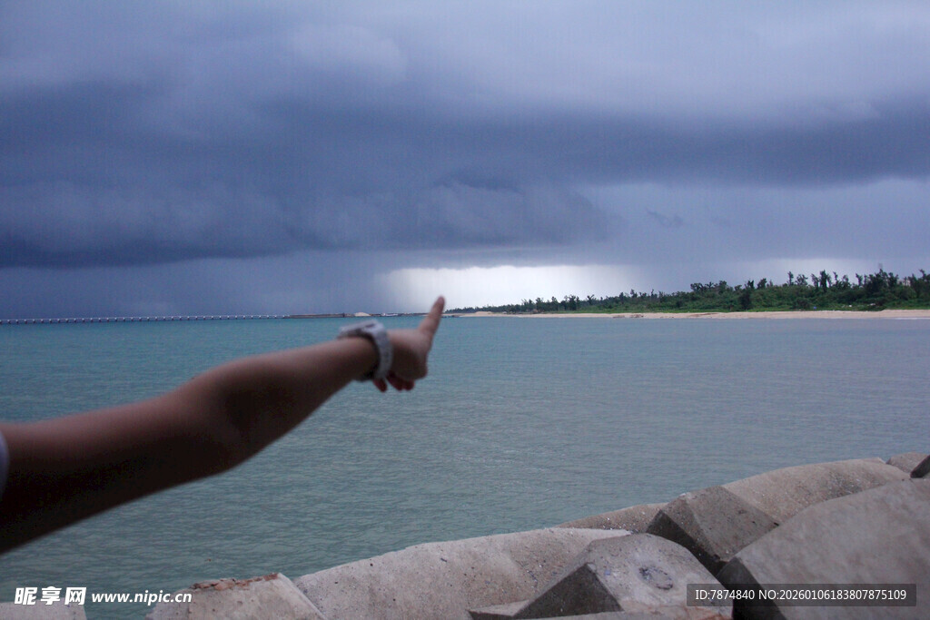 海边持物远眺的独特瞬间