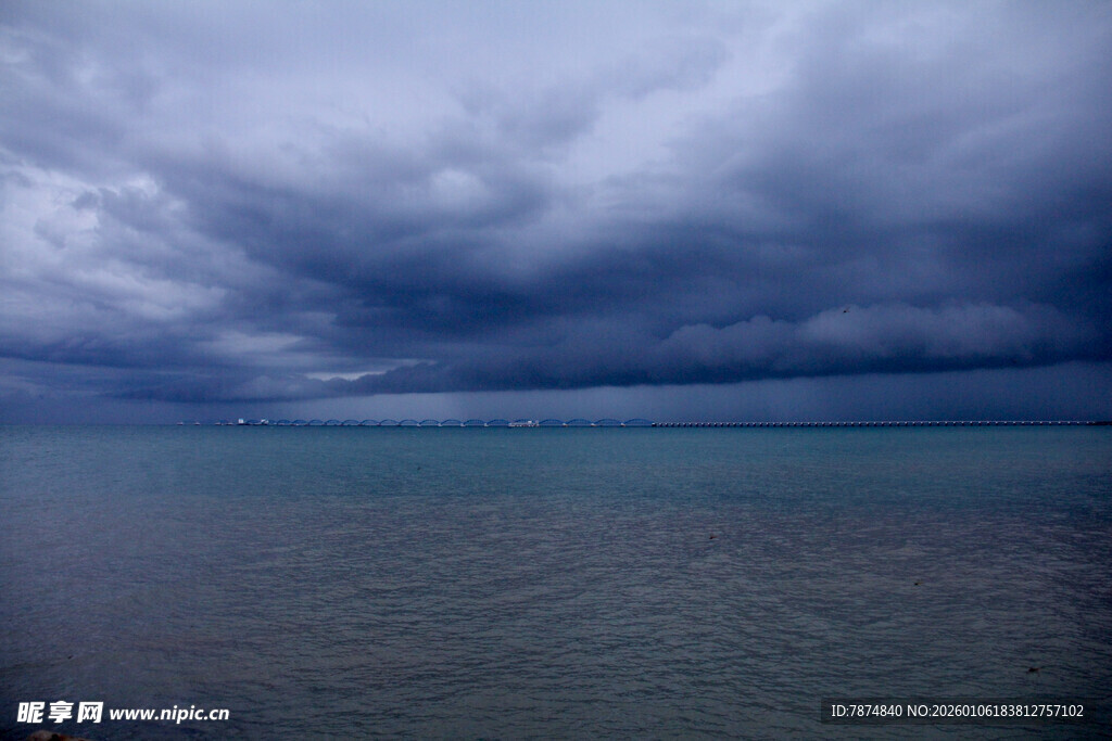 乌云笼罩下的广阔海面