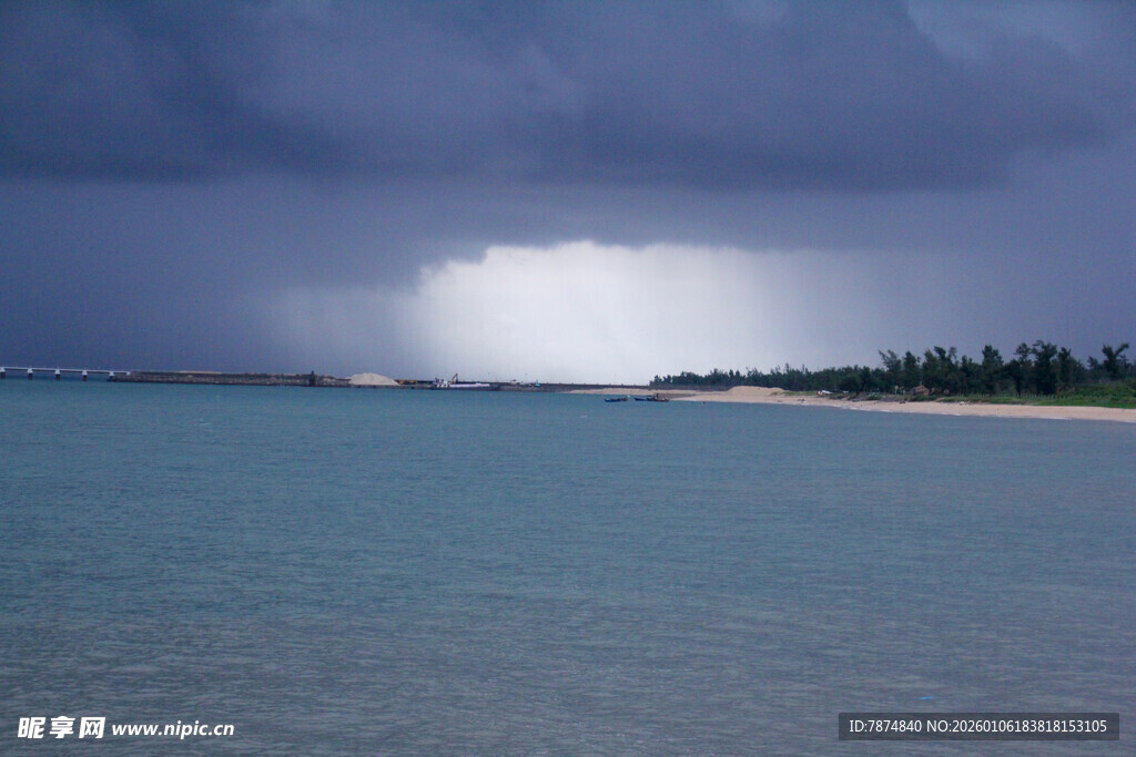 海上乌云下的风暴景观
