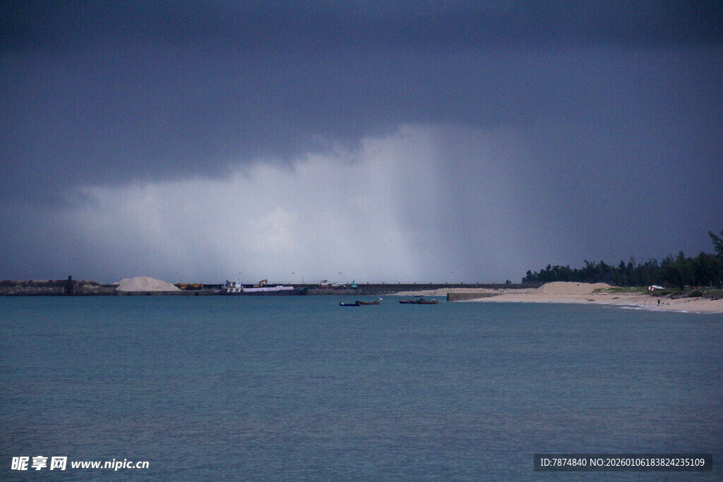 海边乌云下的壮观雨幕