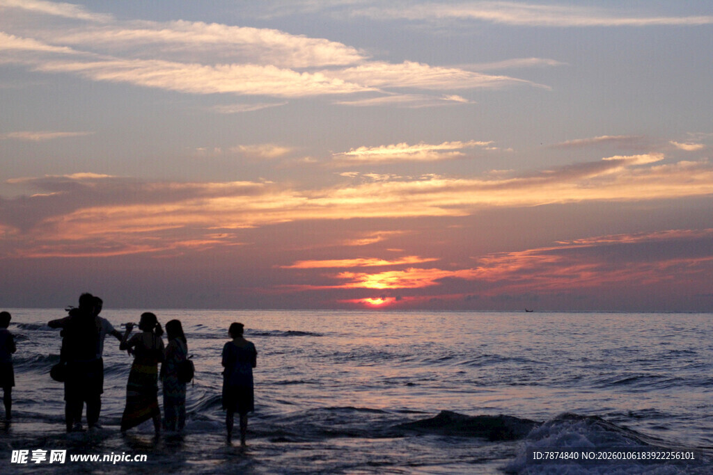 海边日落时的人群剪影