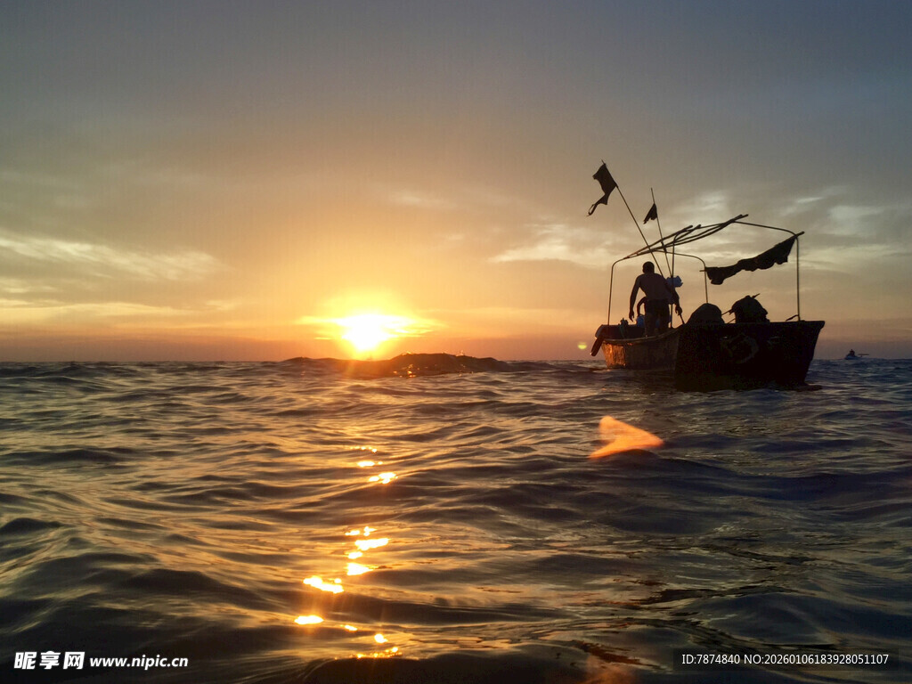 海上渔船伴夕阳美景