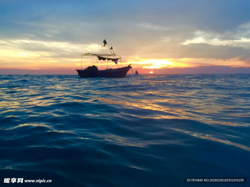 海上落日中的孤独渔船