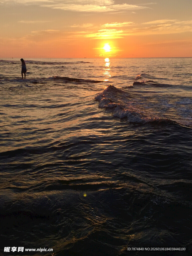 海边日落时的冲浪者