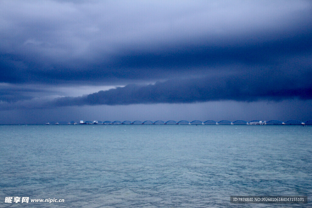 海上乌云密布的壮阔景象