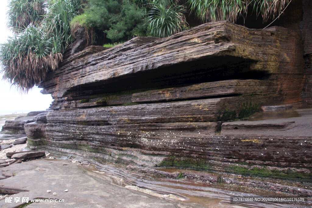 海边层叠岩石景观