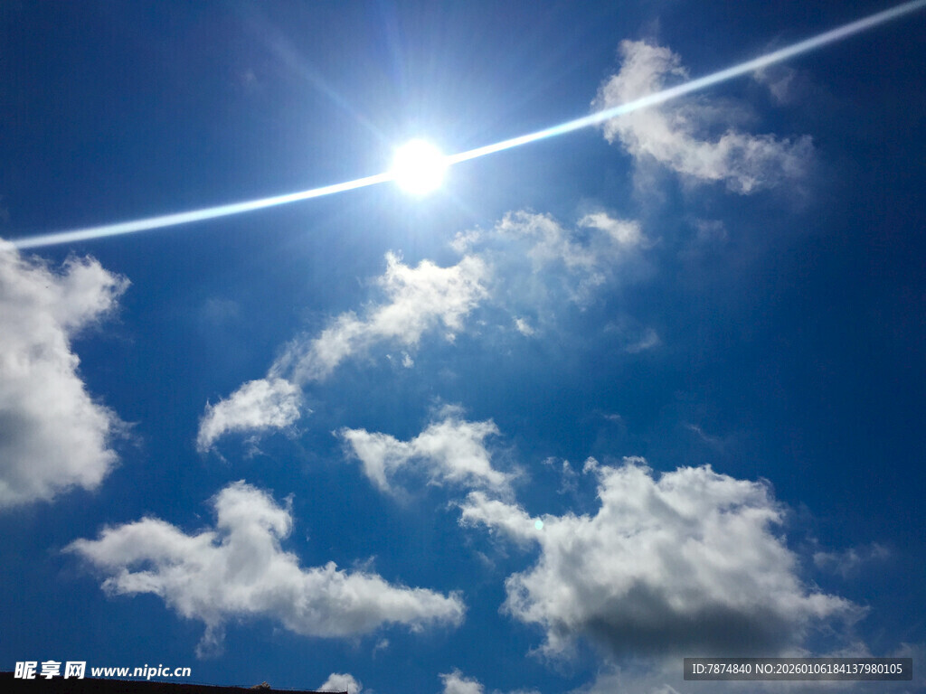 晴朗蓝天与耀眼阳光美景