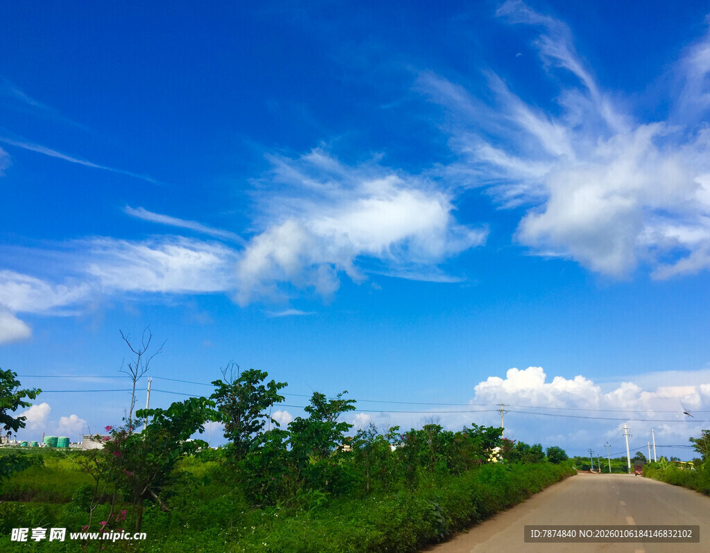 蓝天白云下的乡间小路