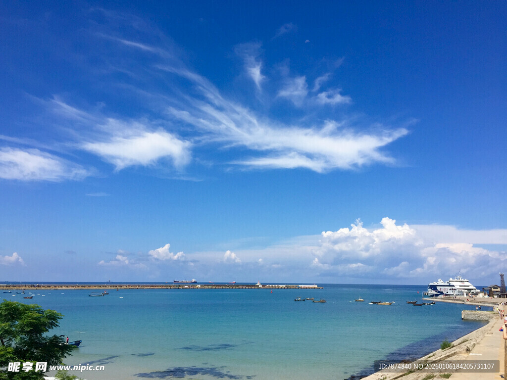 海滨美景 蓝天白云下的海岸