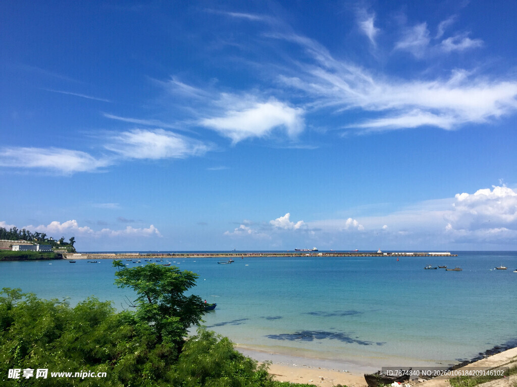 海滨风光 蓝天碧海绿树