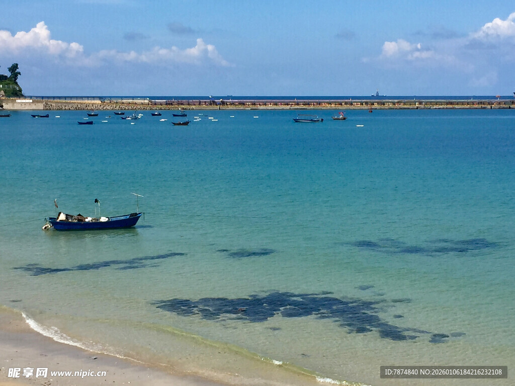 碧海轻舟的美丽海滨风光