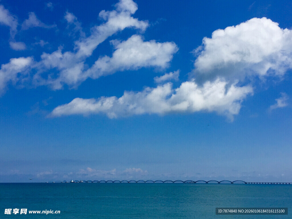 蓝天碧海间的悠然景致