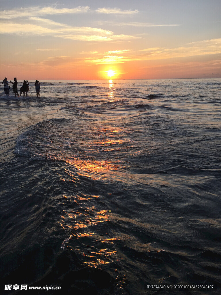 海边日落时的人群美景