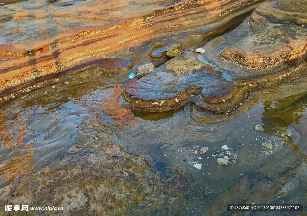 溪边生锈机械零件特写