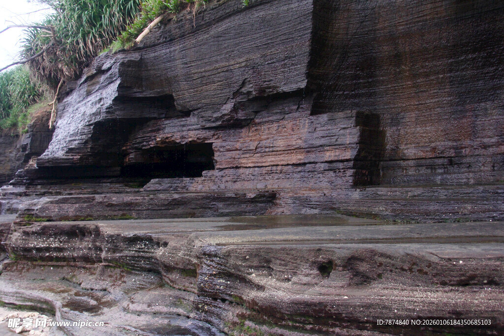 海边嶙峋岩石景观