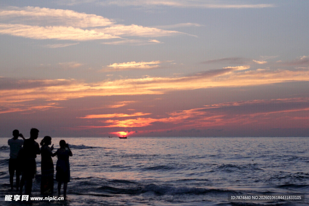 海边日落时的人群剪影