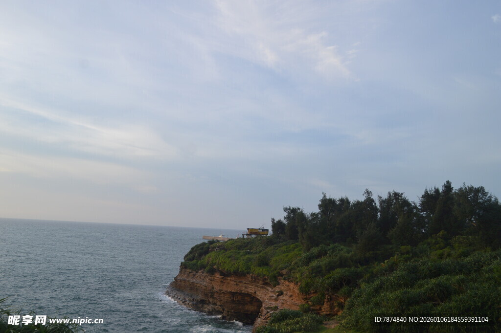 海边葱郁崖岸风景