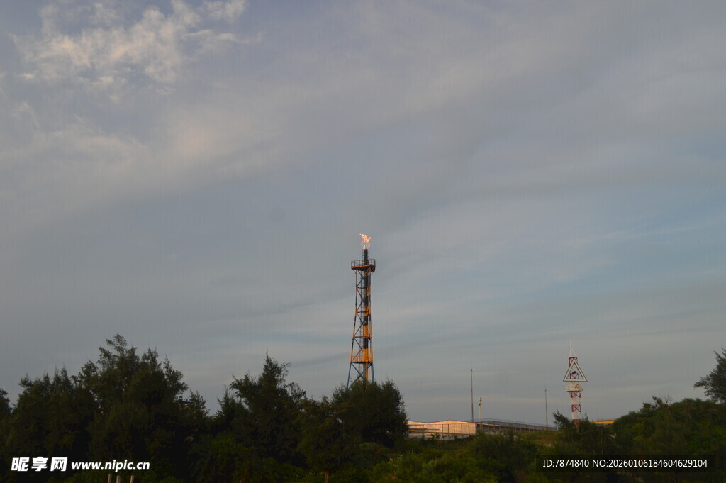 天际线中的高耸通信塔