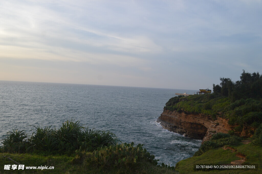 海岸风光 绿意与碧海相映