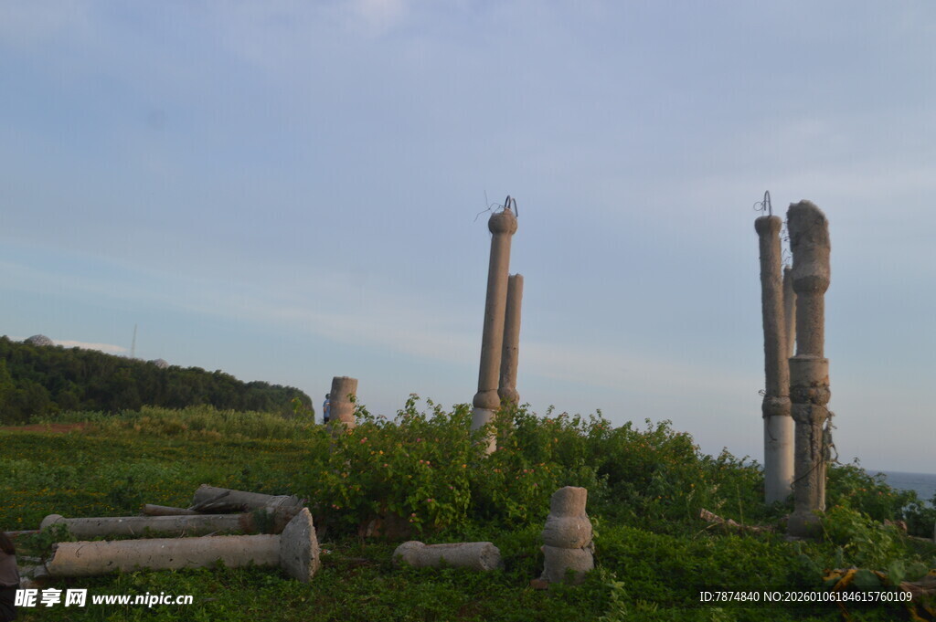 古老石柱屹立于绿意之中