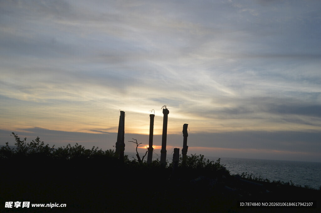 日落时分的高耸柱状物