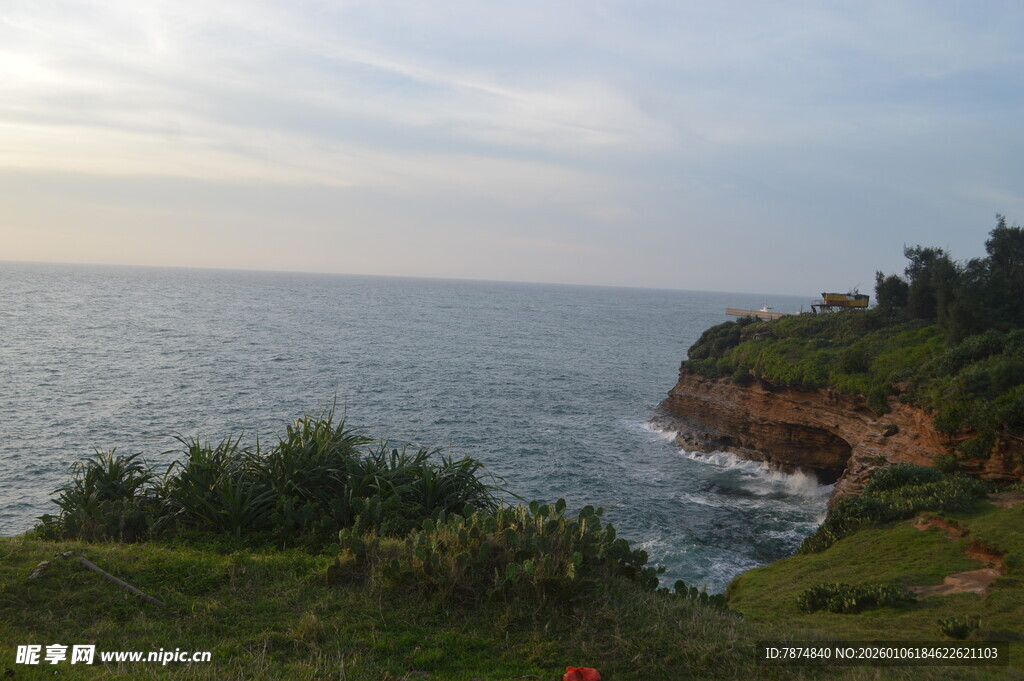 海岸风光 绿意与碧海相映