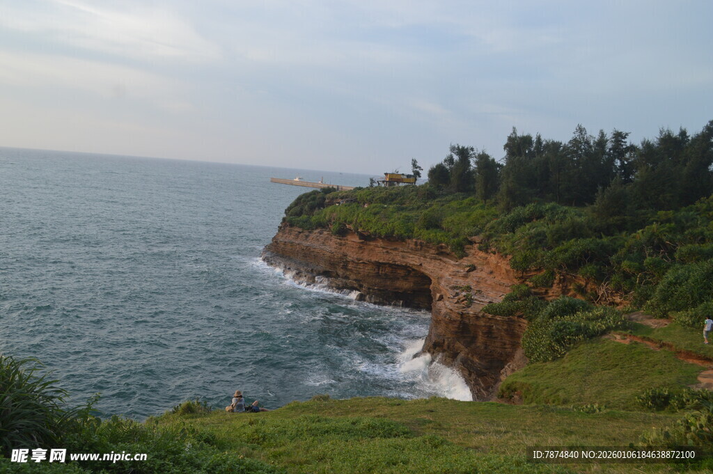 海岸边的壮丽自然景观