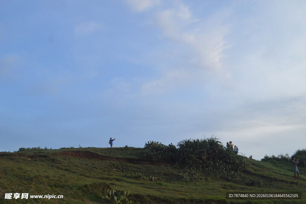 山丘上的孤独身影