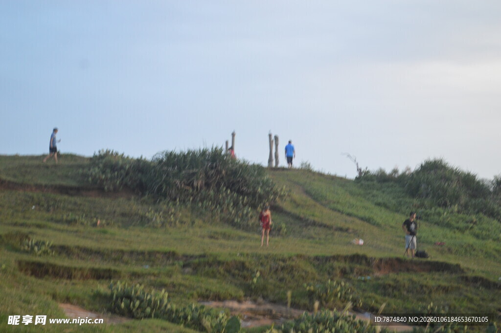 山坡上的人群活动场景