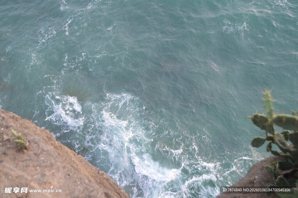 海边岩石旁的翻涌海浪