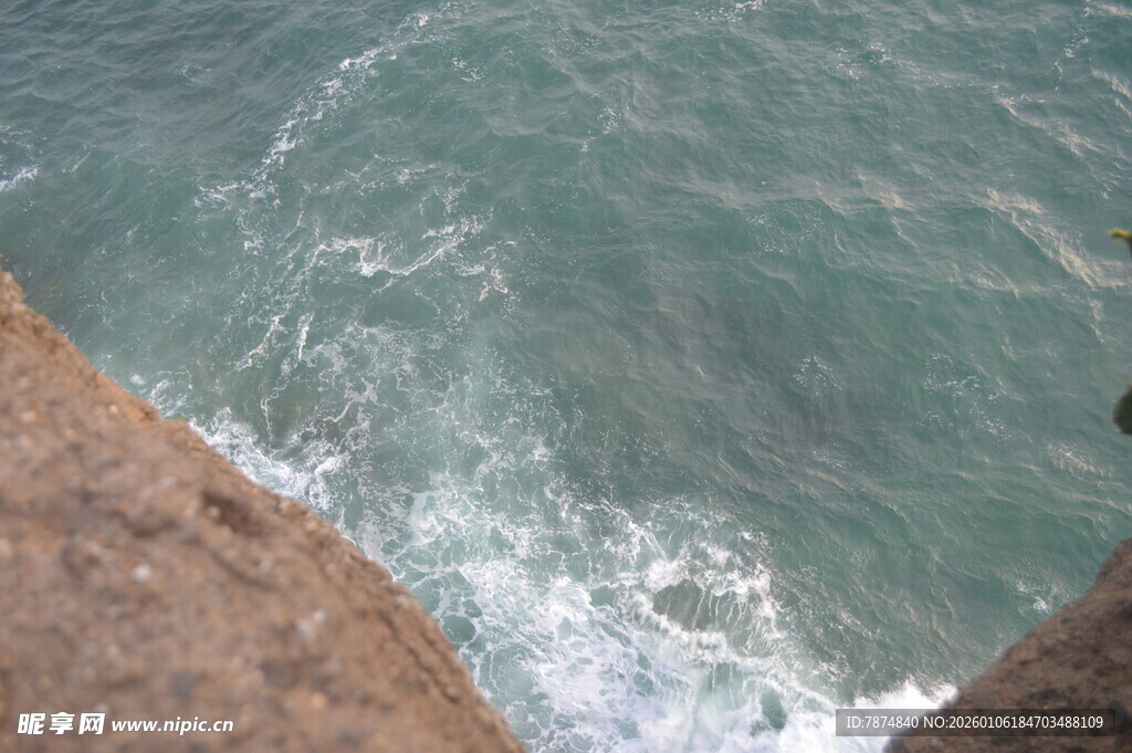 海边礁石旁的翻涌海浪