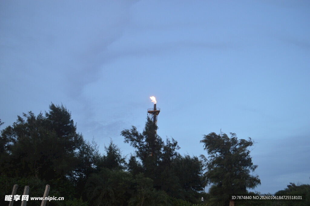 夜空下的高耸通信塔