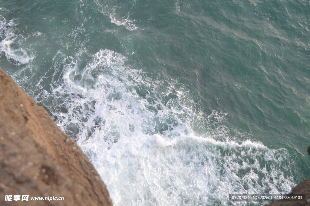 悬崖边俯瞰翻涌的海浪
