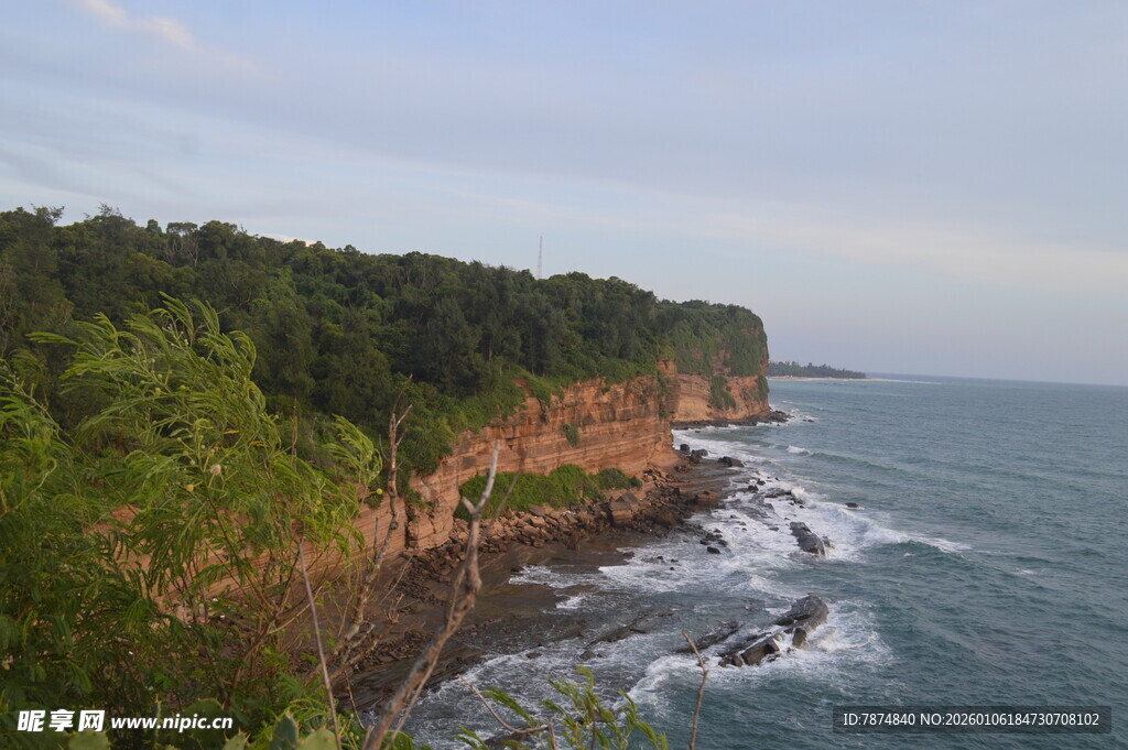 海岸边的葱郁峭壁与海浪