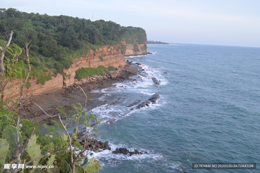 海岸峭壁边的壮阔海景