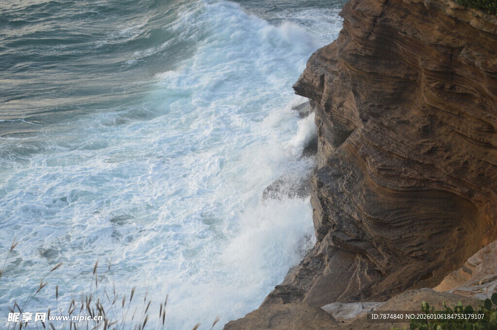 海浪拍击悬崖壮观景象