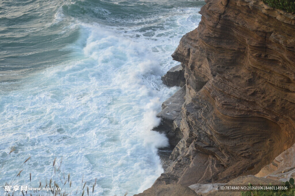 海浪拍击悬崖壮丽景观