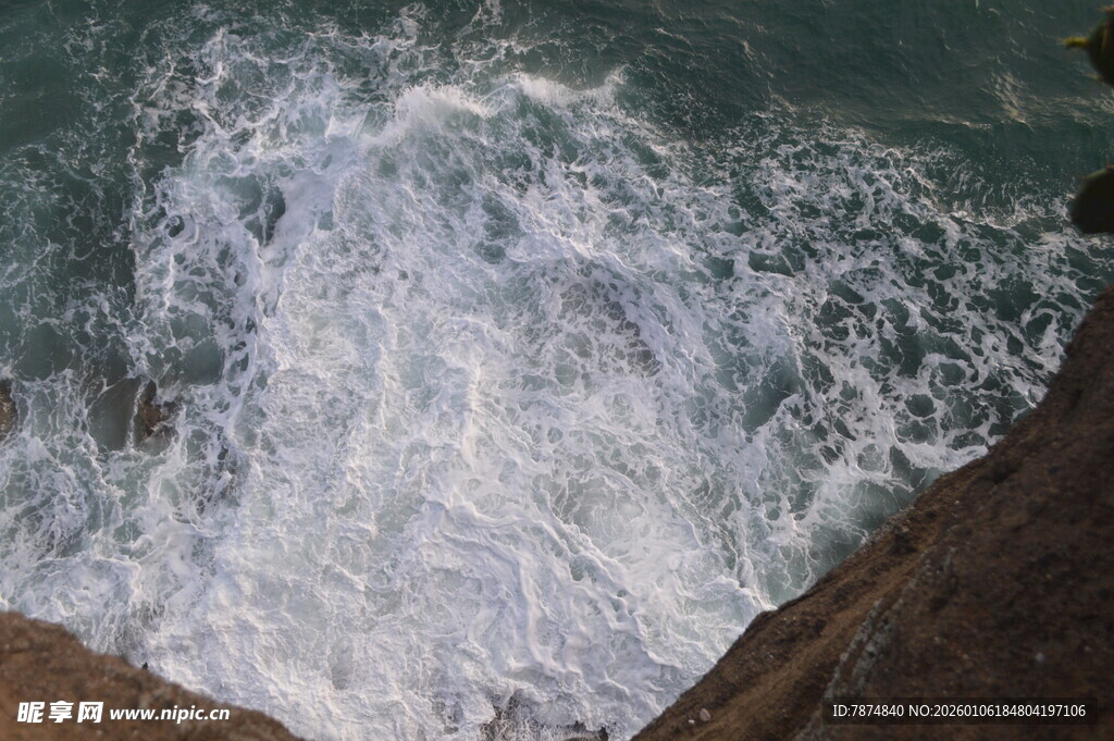 海浪拍击岸边壮观景象