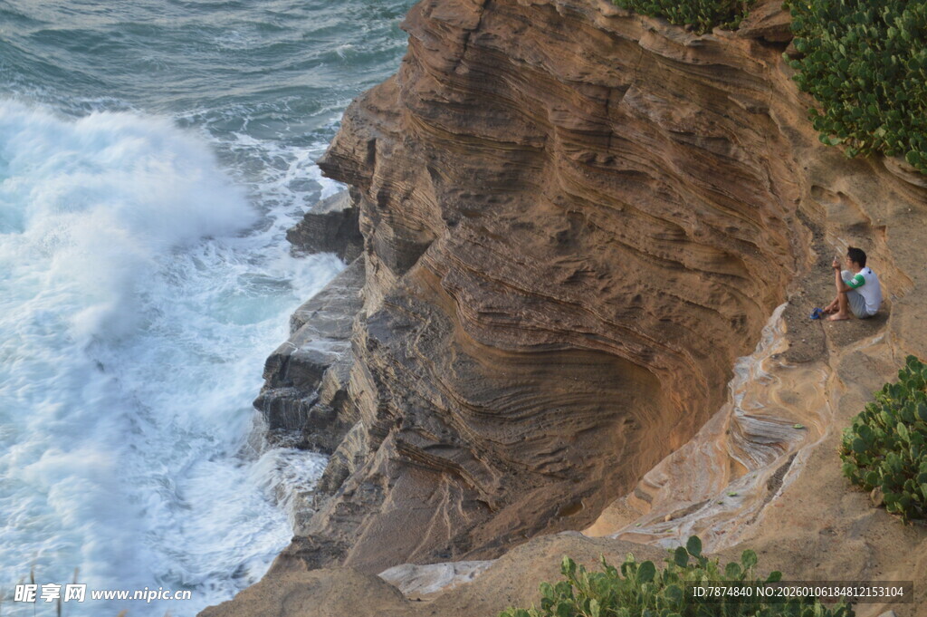 海岸悬崖边的壮美风景