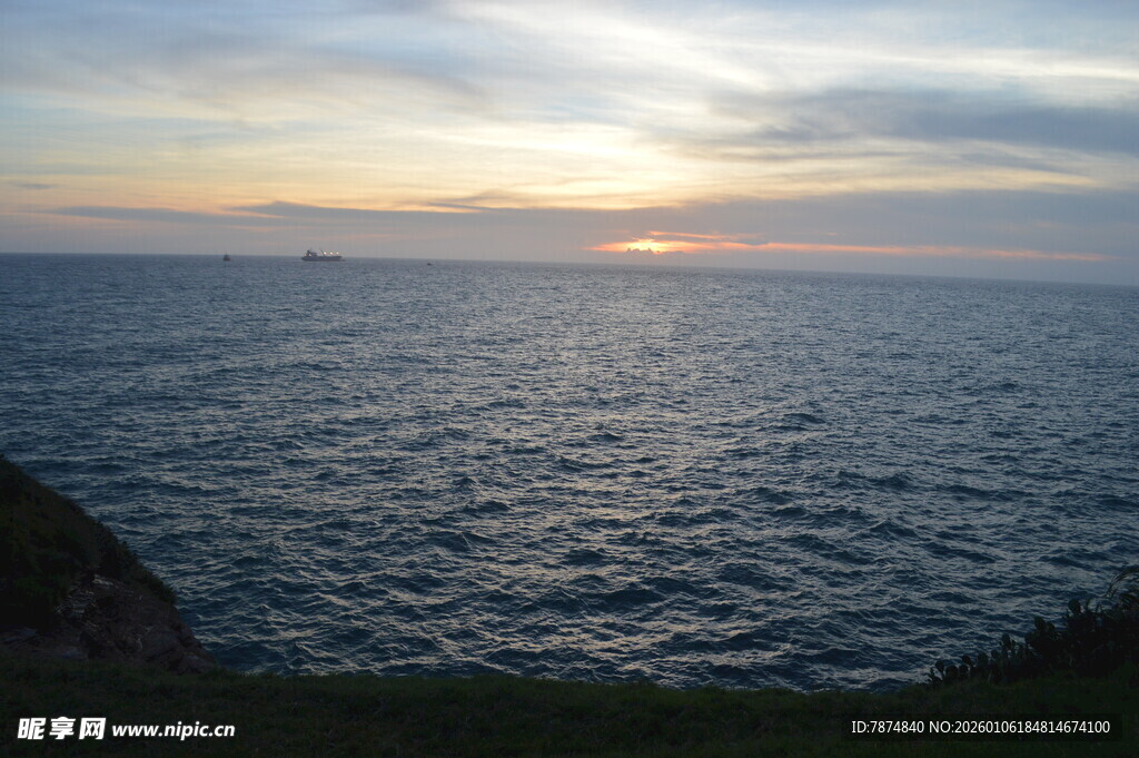 海边日落时分的广阔海景