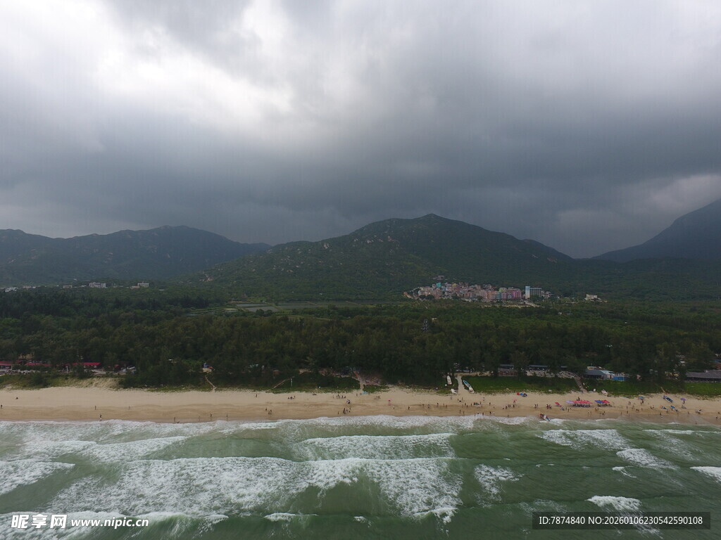 海边乌云下的壮阔自然景观