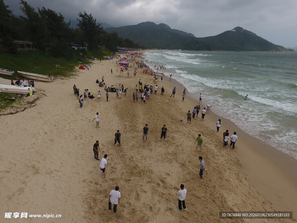 热闹的海滨沙滩游玩场景