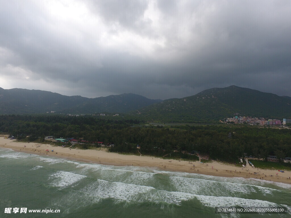 乌云下的海边与远山景色