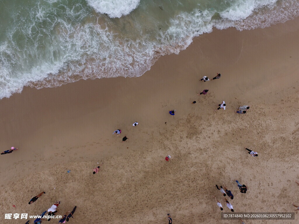 海滩上的人群与海浪