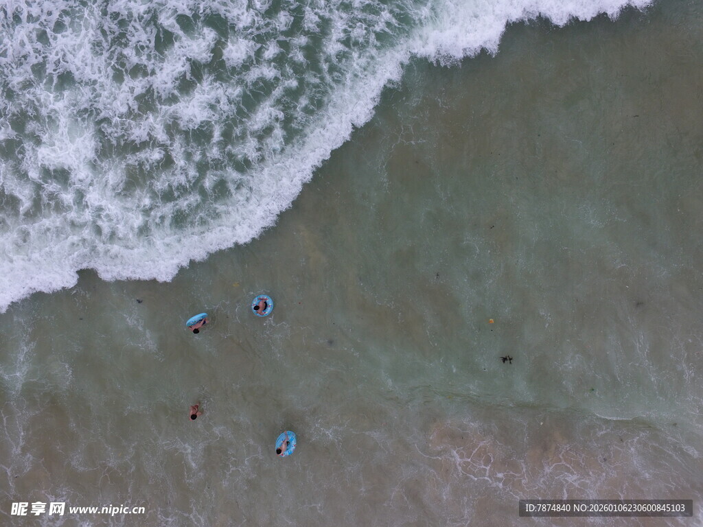 俯瞰海岸冲浪者